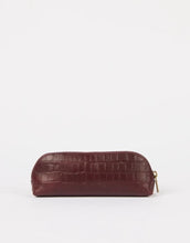 Laden Sie das Bild in den Galerie-Viewer, O MY BAG Pencil Case Croco Large Dark Cherry – geräumiges Etui aus Croco-Leder mit Reißverschluss.