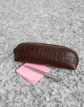 Laden Sie das Bild in den Galerie-Viewer, O MY BAG Pencil Case Croco Small Chocolate – kompaktes Etui aus Croco-Leder mit Reißverschluss.