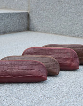 Laden Sie das Bild in den Galerie-Viewer, O MY BAG Pencil Case Croco Small Dark Cherry – kompaktes Etui aus Croco-Leder mit Reißverschluss.