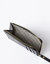 Laden Sie das Bild in den Galerie-Viewer, O MY BAG Lola Coin Purse Croco Black – kleine Geldbörse mit Croco-Prägung, Kartenfächern und Reißverschluss.