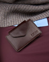 Laden Sie das Bild in den Galerie-Viewer, : O MY BAG Harmonica Wallet Classic Leather Chocolate – kompaktes Portemonnaie mit Akkordeon-Fächern und Münzfach.