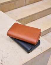 Laden Sie das Bild in den Galerie-Viewer, O MY BAG Jett Wallet Classic Leather Cognac – elegantes Portemonnaie mit Kartenfächern, Münzfach und Druckknopf.