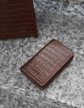 Laden Sie das Bild in den Galerie-Viewer, O MY BAG Jett Wallet Croco Chocolate – kompaktes Portemonnaie mit Croco-Prägung, Münzfach und Kartenfächern.
