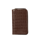 Laden Sie das Bild in den Galerie-Viewer, O MY BAG Jett Wallet Croco Chocolate – kompaktes Portemonnaie mit Croco-Prägung, Münzfach und Kartenfächern.