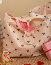 Laden Sie das Bild in den Galerie-Viewer, Bordeauxfarbener Baumwollbeutel von Kado Design mit Herzmotiv und zwei Tragehenkeln.