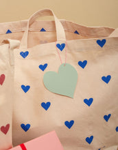 Laden Sie das Bild in den Galerie-Viewer, Kobaltblauer Baumwollbeutel von Kado Design mit Herzmotiv und zwei Tragehenkeln.