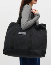 Laden Sie das Bild in den Galerie-Viewer, Mads Nørgaard Shopper Boutique Washed Adonis in Washed Black mit schwarzen Logo-Detail.