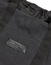 Laden Sie das Bild in den Galerie-Viewer, Mads Nørgaard Shopper Boutique Washed Adonis in Washed Black mit schwarzen Logo-Detail.