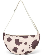 Laden Sie das Bild in den Galerie-Viewer, Fanny Pack Puffy Holy Cow von Studio Noos in Braun, kompakt und geräumig, aus Polyester, ideal zum Tragen an der Taille oder crossbody für Alltag und Reisen