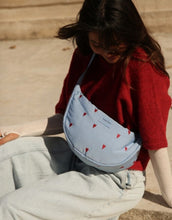 Laden Sie das Bild in den Galerie-Viewer, Studio Noos Fanny Pack Puffy Light Blue Hearts in Hellblau mit Herzmuster.