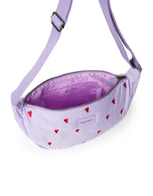 Laden Sie das Bild in den Galerie-Viewer, Studio Noos Fanny Pack Puffy Purple Hearts mit Herzmuster in Lila.