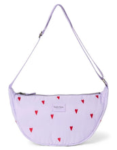 Laden Sie das Bild in den Galerie-Viewer, Studio Noos Fanny Pack Puffy Purple Hearts mit Herzmuster in Lila.