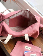 Laden Sie das Bild in den Galerie-Viewer, Hindbag Tasche Simon Mini in Blush, kleine Polochon-Tasche aus GOTS-zertifizierter Bio-Baumwolle, mit Reißverschluss und Innentasche, Schulterriemen.