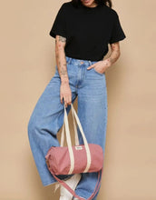 Laden Sie das Bild in den Galerie-Viewer, Hindbag Tasche Simon Mini in Blush, kleine Polochon-Tasche aus GOTS-zertifizierter Bio-Baumwolle, mit Reißverschluss und Innentasche, Schulterriemen.