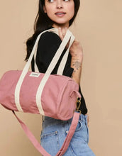 Laden Sie das Bild in den Galerie-Viewer, Hindbag Tasche Simon Mini in Blush, kleine Polochon-Tasche aus GOTS-zertifizierter Bio-Baumwolle, mit Reißverschluss und Innentasche, Schulterriemen.