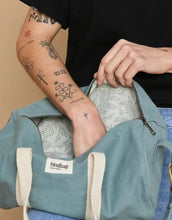 Laden Sie das Bild in den Galerie-Viewer, Hindbag Tasche Simon Mini in Salbei, kleine Polochon-Tasche aus GOTS-zertifizierter Bio-Baumwolle, mit Reißverschluss und Innentasche, Schulterriemen.