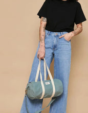 Laden Sie das Bild in den Galerie-Viewer, Hindbag Tasche Simon Mini in Salbei, kleine Polochon-Tasche aus GOTS-zertifizierter Bio-Baumwolle, mit Reißverschluss und Innentasche, Schulterriemen.
