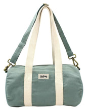 Laden Sie das Bild in den Galerie-Viewer, Hindbag Tasche Simon Mini in Salbei, kleine Polochon-Tasche aus GOTS-zertifizierter Bio-Baumwolle, mit Reißverschluss und Innentasche, Schulterriemen.