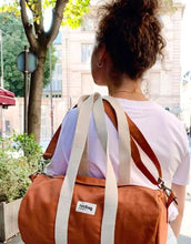 Laden Sie das Bild in den Galerie-Viewer, Hindbag Tasche Simon Mini in Siena, kleine Polochon-Tasche aus GOTS-zertifizierter Bio-Baumwolle, mit Reißverschluss und Innentasche, Schulterriemen.