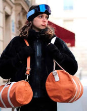 Laden Sie das Bild in den Galerie-Viewer, Hindbag Tasche Simon Mini in Siena, kleine Polochon-Tasche aus GOTS-zertifizierter Bio-Baumwolle, mit Reißverschluss und Innentasche, Schulterriemen.