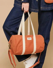 Laden Sie das Bild in den Galerie-Viewer, Hindbag Tasche Simon Mini in Siena, kleine Polochon-Tasche aus GOTS-zertifizierter Bio-Baumwolle, mit Reißverschluss und Innentasche, Schulterriemen.