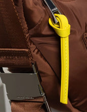 Laden Sie das Bild in den Galerie-Viewer, Padded Hip Bag Medium von Vivi Mari in Tan, wasserabweisende Crossbody-Tasche aus recyceltem Polyester mit zwei Außentaschen, silbernen Metallakzenten und verstellbarem Schultergurt