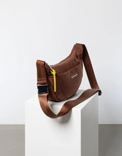 Laden Sie das Bild in den Galerie-Viewer, Padded Hip Bag Medium von Vivi Mari in Tan, wasserabweisende Crossbody-Tasche aus recyceltem Polyester mit zwei Außentaschen, silbernen Metallakzenten und verstellbarem Schultergurt