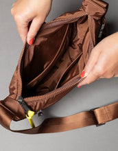 Laden Sie das Bild in den Galerie-Viewer, Padded Hip Bag Medium von Vivi Mari in Tan, wasserabweisende Crossbody-Tasche aus recyceltem Polyester mit zwei Außentaschen, silbernen Metallakzenten und verstellbarem Schultergurt