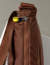 Laden Sie das Bild in den Galerie-Viewer, Padded Hip Bag Medium von Vivi Mari in Tan, wasserabweisende Crossbody-Tasche aus recyceltem Polyester mit zwei Außentaschen, silbernen Metallakzenten und verstellbarem Schultergurt