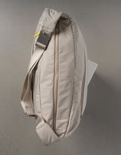 Laden Sie das Bild in den Galerie-Viewer, Padded Hip Bag Oversized von Vivi Mari in Stone, große wasserabweisende Umhängetasche mit zwei Außentaschen, verstellbarem Schultergurt und silbernen Metallakzenten, aus recyceltem Polyester.