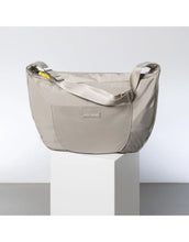 Laden Sie das Bild in den Galerie-Viewer, Padded Hip Bag Oversized von Vivi Mari in Stone, große wasserabweisende Umhängetasche mit zwei Außentaschen, verstellbarem Schultergurt und silbernen Metallakzenten, aus recyceltem Polyester.