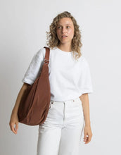 Laden Sie das Bild in den Galerie-Viewer, Padded Hip Bag Oversized von Vivi Mari in Tan, große wasserabweisende Umhängetasche mit zwei Außentaschen, verstellbarem Schultergurt und silbernen Metallakzenten, aus recyceltem Polyester.