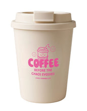 Laden Sie das Bild in den Galerie-Viewer, Liliput Coffee to Go Becher Creme mit pinkem Coffee Before Chaos Print, 350 ml.
