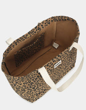 Laden Sie das Bild in den Galerie-Viewer, Tragetasche Claude Cannelle Leopard von Hindbag – Vorderansicht mit Leopardenprint in Zimt