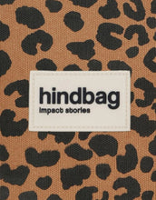 Laden Sie das Bild in den Galerie-Viewer, Tragetasche Claude Cannelle Leopard von Hindbag – Vorderansicht mit Leopardenprint in Zimt
