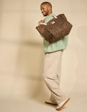 Laden Sie das Bild in den Galerie-Viewer, Tragetasche Claude Cannelle Leopard von Hindbag – Vorderansicht mit Leopardenprint in Zimt