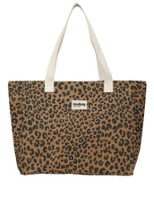 Laden Sie das Bild in den Galerie-Viewer, Tragetasche Claude Cannelle Leopard von Hindbag – Vorderansicht mit Leopardenprint in Zimt