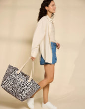 Laden Sie das Bild in den Galerie-Viewer, Tasche Claude I Leopard Ecru