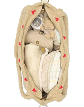 Laden Sie das Bild in den Galerie-Viewer, Studio Noos Wickeltasche Teddy Ecru Hearts – beige Teddy-Tasche mit gestickten Herzen und praktischen Fächern.