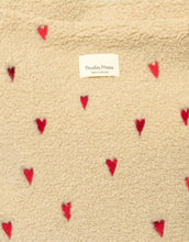 Laden Sie das Bild in den Galerie-Viewer, Studio Noos Wickeltasche Teddy Ecru Hearts – beige Teddy-Tasche mit gestickten Herzen und praktischen Fächern.