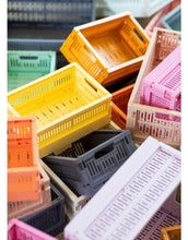 Laden Sie das Bild in den Galerie-Viewer, Klappkiste Midi I Washed Black Sweater