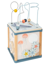 Laden Sie das Bild in den Galerie-Viewer, Motorikwürfel Unterwasserwelt aus Holz von small foot mit Motorikschleife, Formsteckspiel, Schiebelabyrinth, Zahnrädern, Rassel und Angelspiel in maritimem Design mit Oktopus und Meeresmotiven