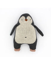 Laden Sie das Bild in den Galerie-Viewer, Rassel Pinguin I Graumeliert