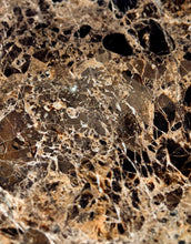 Laden Sie das Bild in den Galerie-Viewer, House Doctor Seifenspender Able aus braunem Marmor mit Messingpumpe