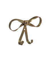 Laden Sie das Bild in den Galerie-Viewer, Strömshaga Wandhaken Schleife aus Eisen in antikem Messing mit zwei Haken, 13,5 x 9,5 cm.
