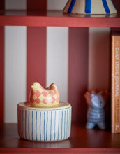 Laden Sie das Bild in den Galerie-Viewer, Bunte handbemalte Aufbewahrungsdose aus Steingut mit Vogel-Deckel von Bloomingville
