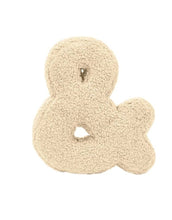 Laden Sie das Bild in den Galerie-Viewer, Buchstabenkissen &-Zeichen von Mea Lini in Wollweiß, kuscheliges Dekokissen für Kinderzimmer und Geschenke, ca. 24 x 27 cm