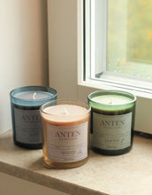 Laden Sie das Bild in den Galerie-Viewer, Strömshaga Duftkerze Anten Woody im beigefarbenen Glas aus Sojawachs, Ø 8 cm, Höhe 9 cm.