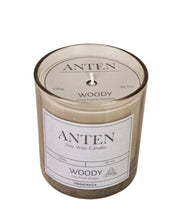 Laden Sie das Bild in den Galerie-Viewer, Strömshaga Duftkerze Anten Woody im beigefarbenen Glas aus Sojawachs, Ø 8 cm, Höhe 9 cm.