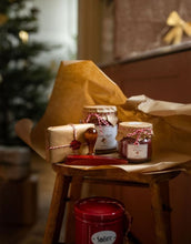 Laden Sie das Bild in den Galerie-Viewer, Duftkerze Brobacka Winter Apple I Small